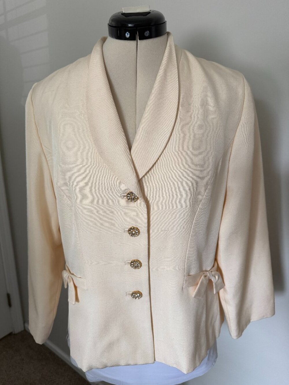 Women`s Blazer by Albert Nipon 100% silk size 10 P